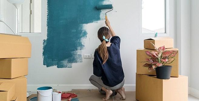 Application de peinture anti-bruit au mur