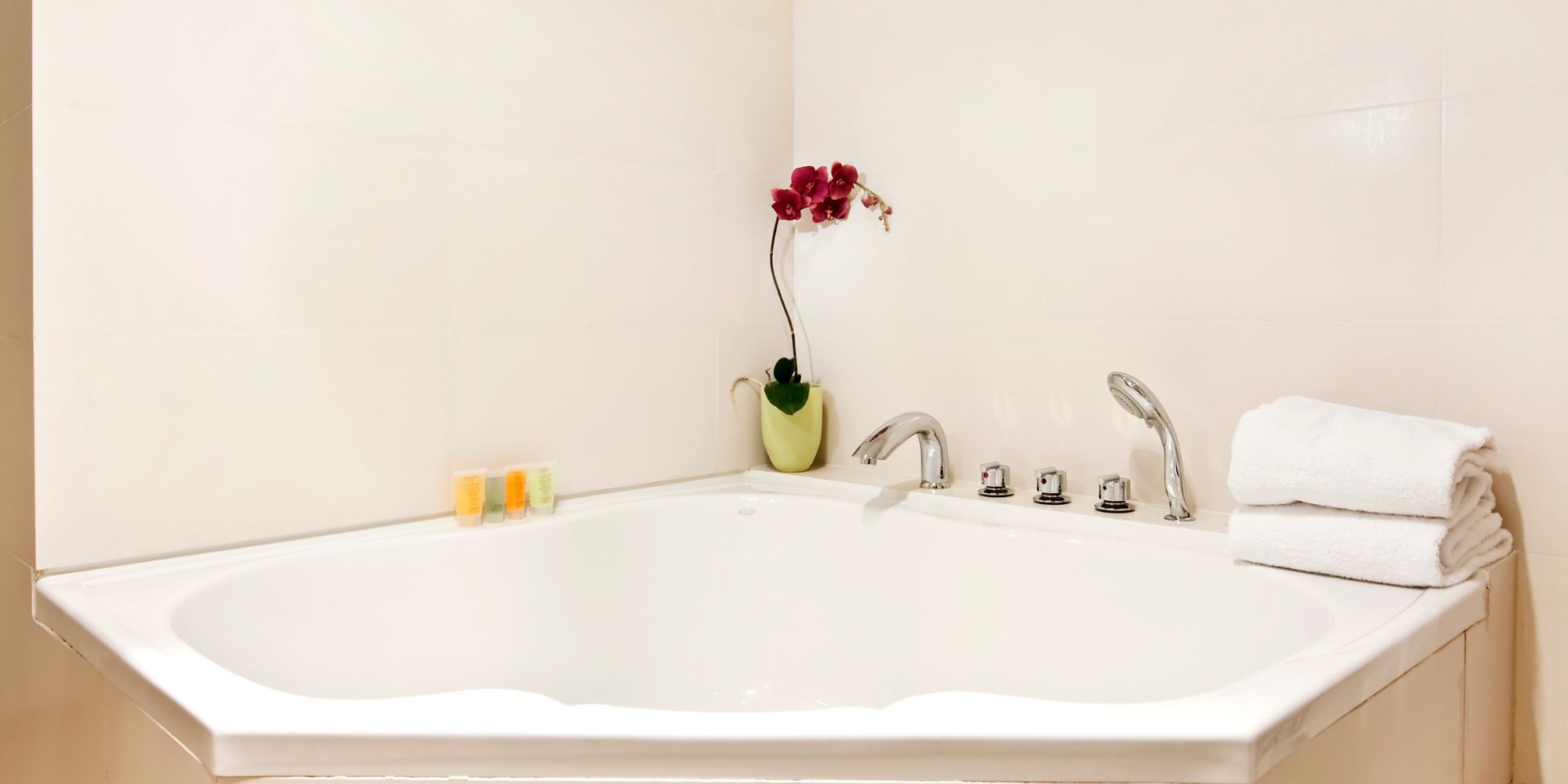 une baignoire d'angle