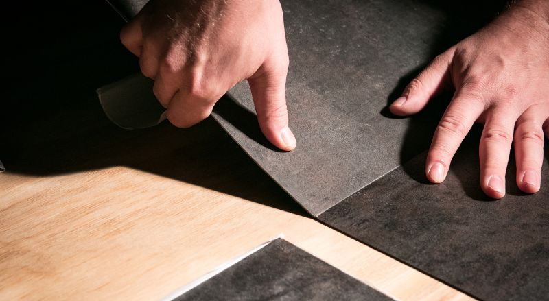 installation a la main d un carrelage clipsable 