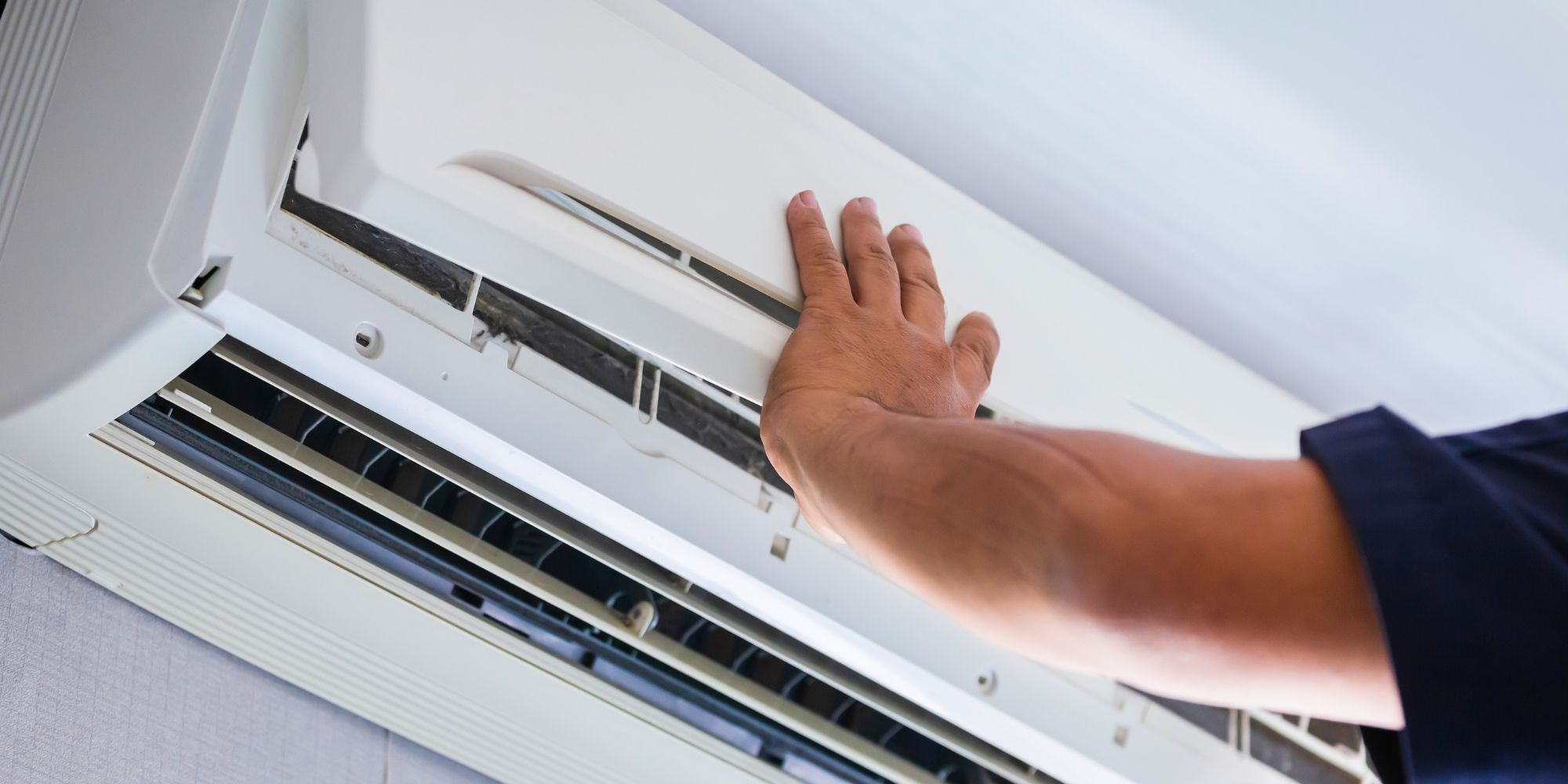 Personne en train de manipuler une climatisation