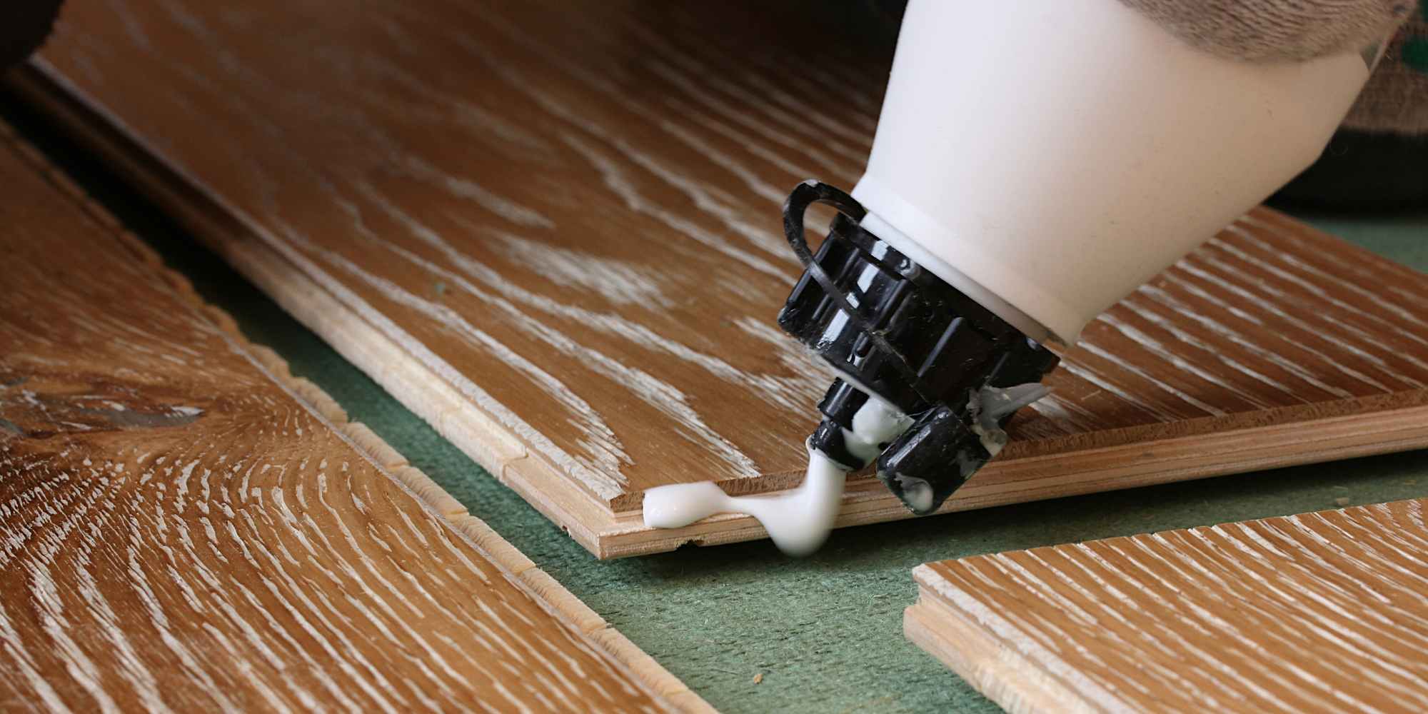 Application de colle sur un parquet