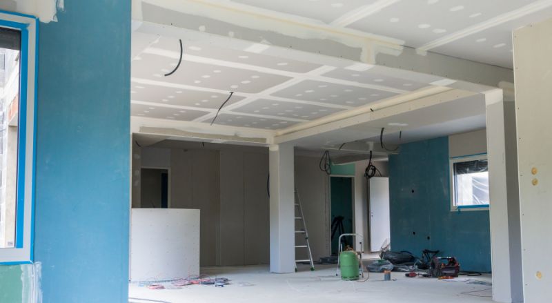 chantier interieur maison neuve avec placo pose au plafond