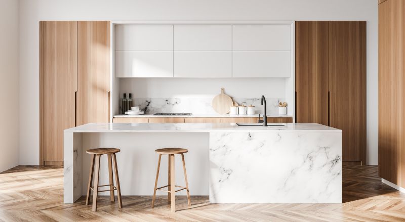 cuisine moderne blanc et bois sans poignees et avec ilot central en marbre
