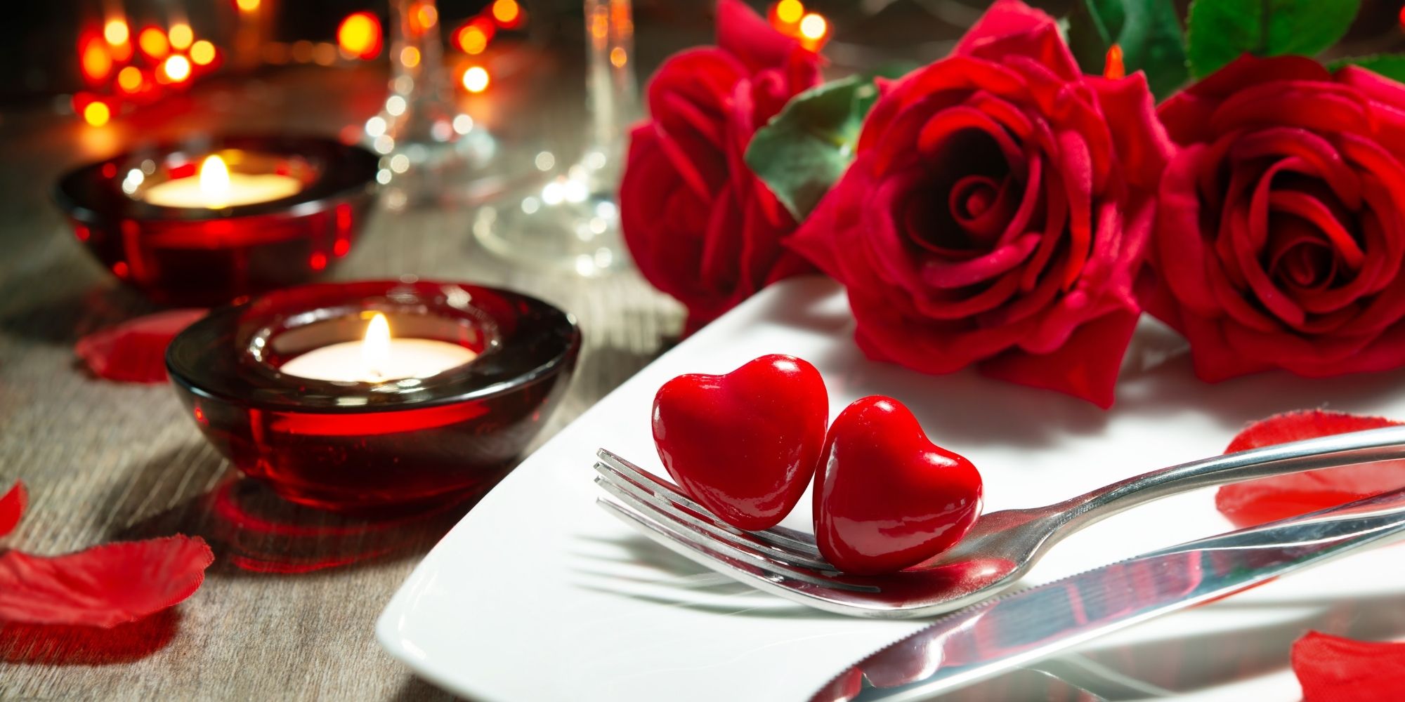 décoration de saint-valentin sur une table