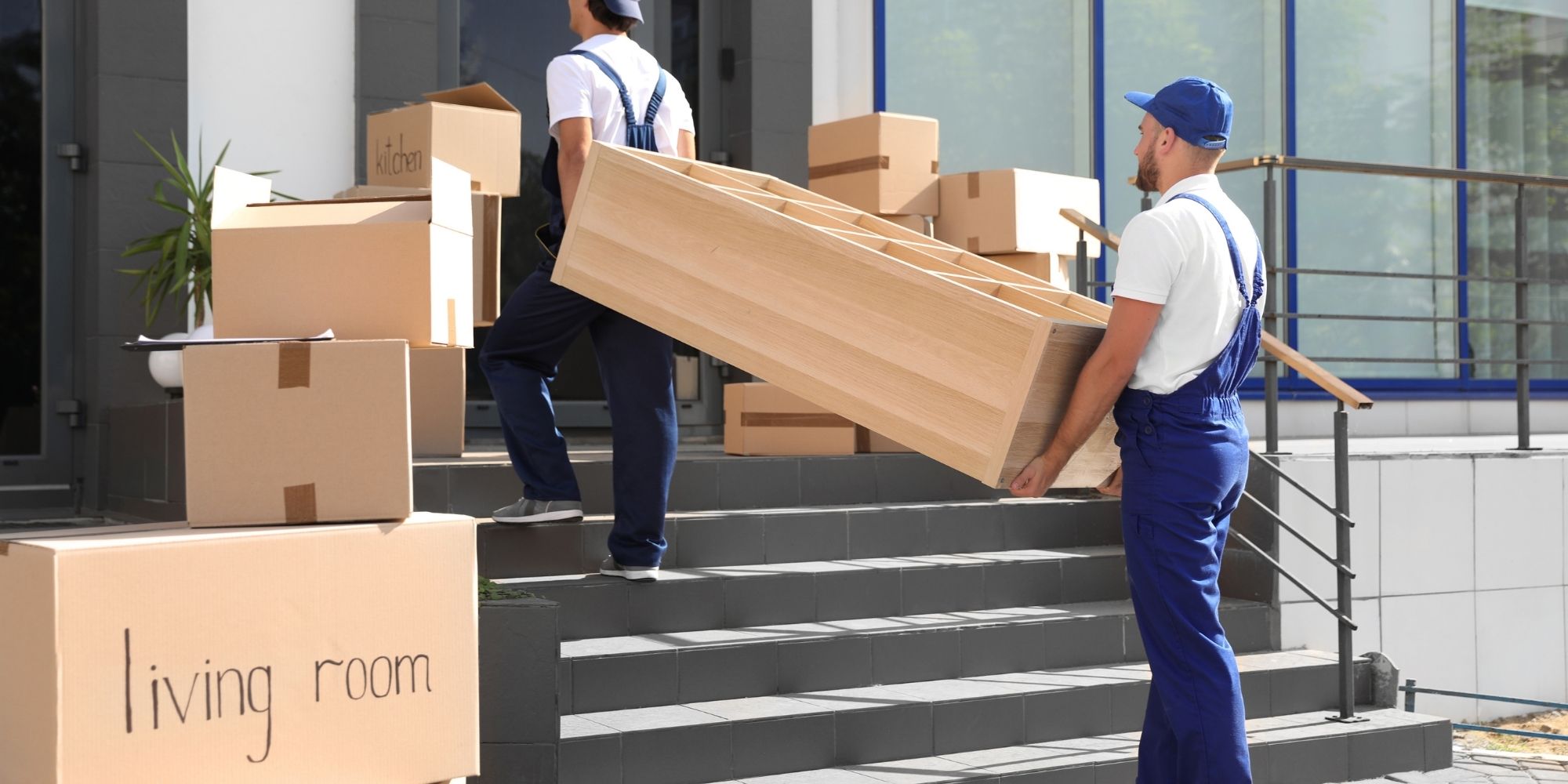 déménageurs portant un carton
