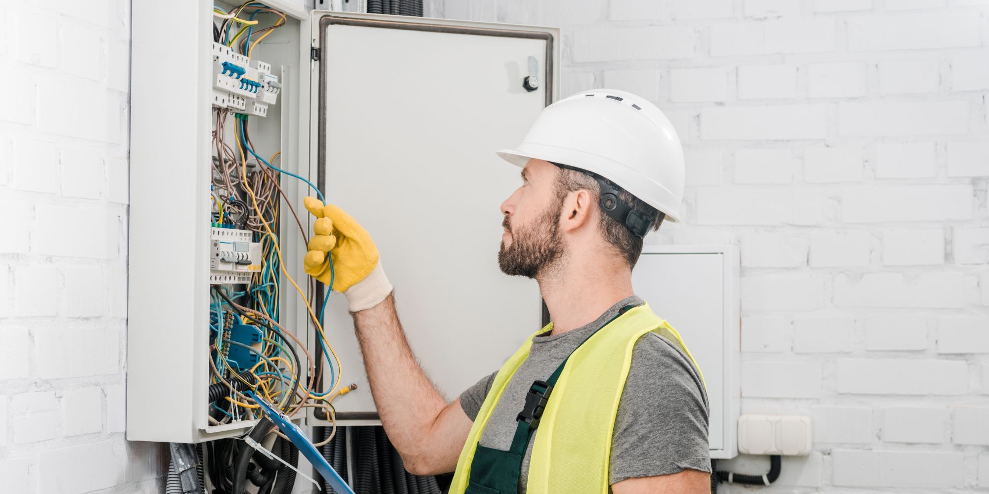 électricien intervenant sur un tableau électrique 