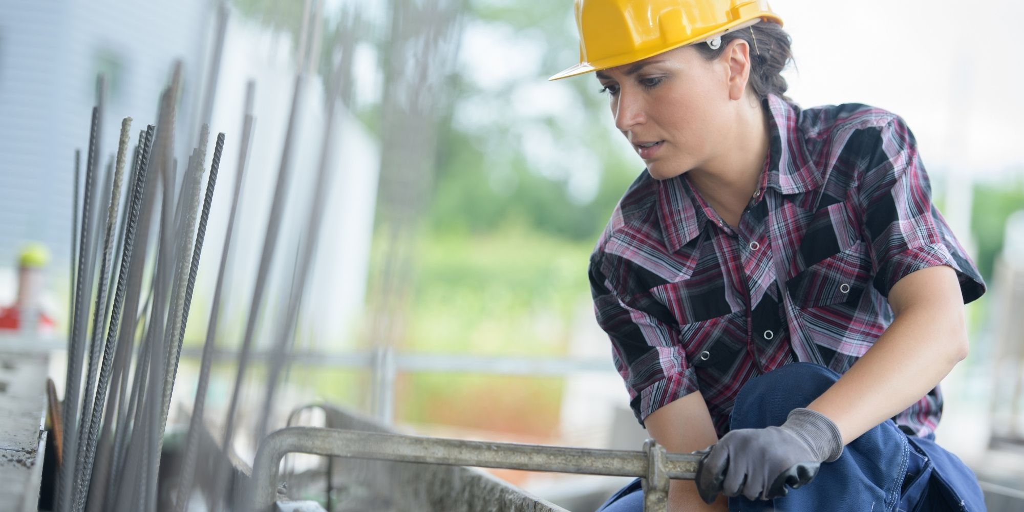 femme travaillant dans le domaine du bâtiment et des travaux