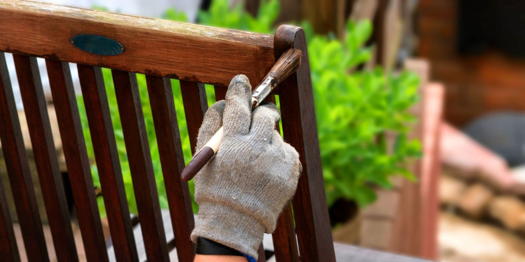 application d'huile de teck sur un meuble en bois