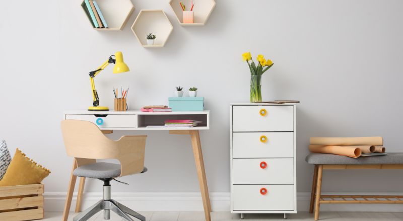 chambre pleine de couleurs avec un espace de travail confortable et ludique