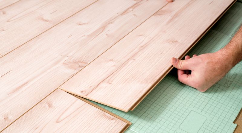 pose d un parquet stratifie avec sous couche isolante en dessous pour ameliorer l isolation phonique d un sol en appartement