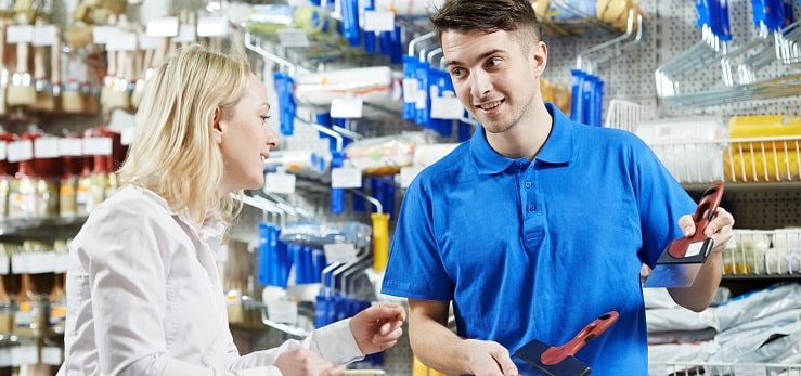vendeur d'un magasin de bricolage de Bordeaux en France