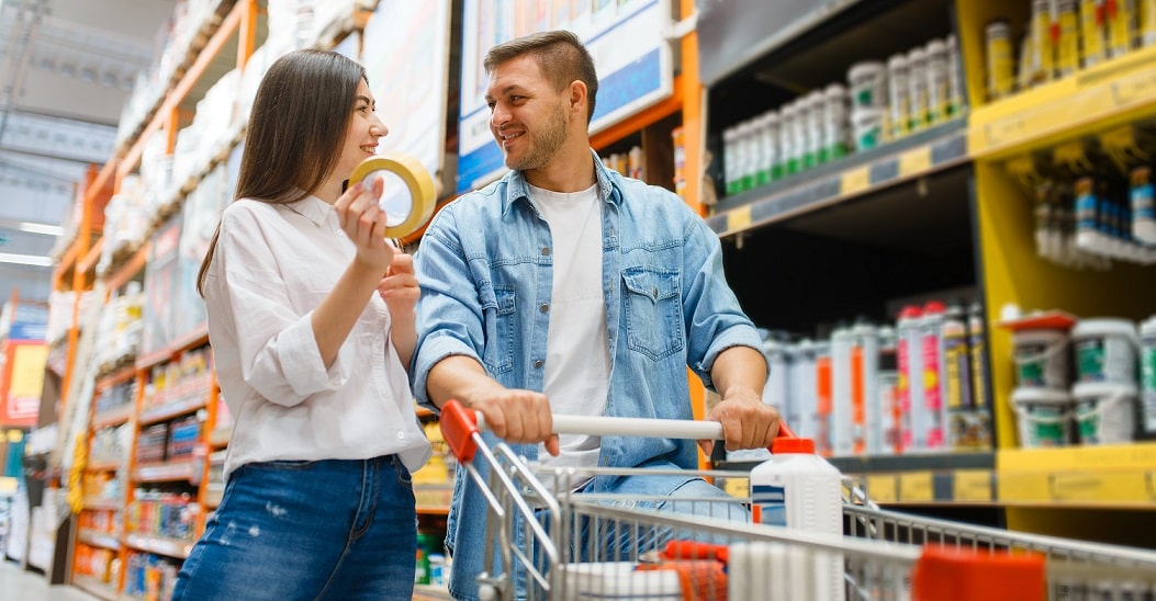 Couple dans un magasin de bricolage de Reims