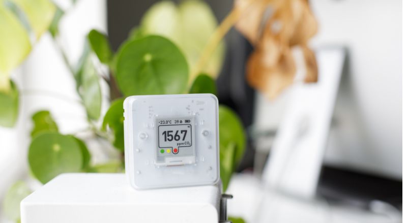 appareil electronique de mesure de la qualite d air en pose sur un meuble en interieur