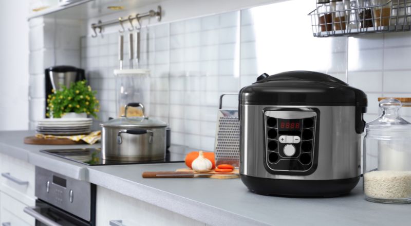 robot multicuiseur cookeo sur un plan de travail de cuisine 