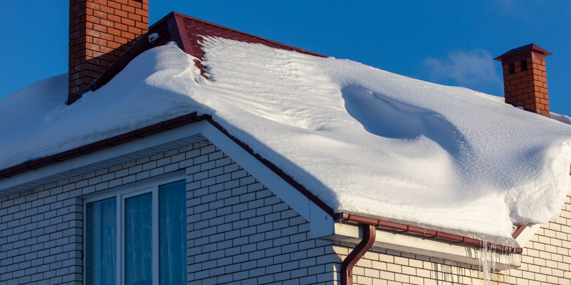 accumulation de neige sur un toit