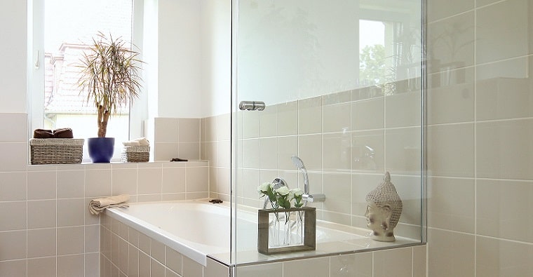 pare-baignoire dans une salle de bain