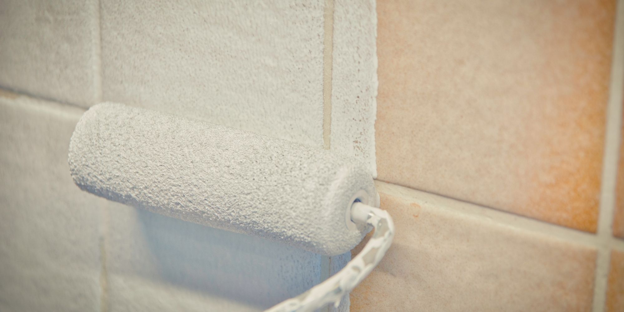peinture sur le carrelage d'une salle de bain