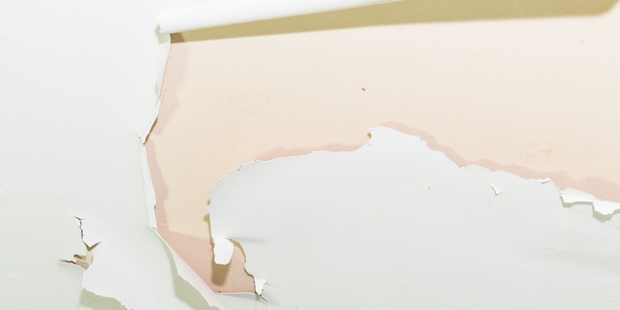 peinture qui se décolle sur un mur