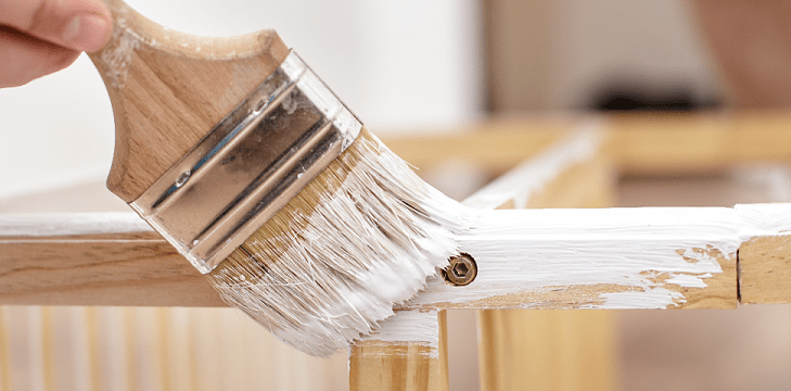 Peinture d'un meuble en bois