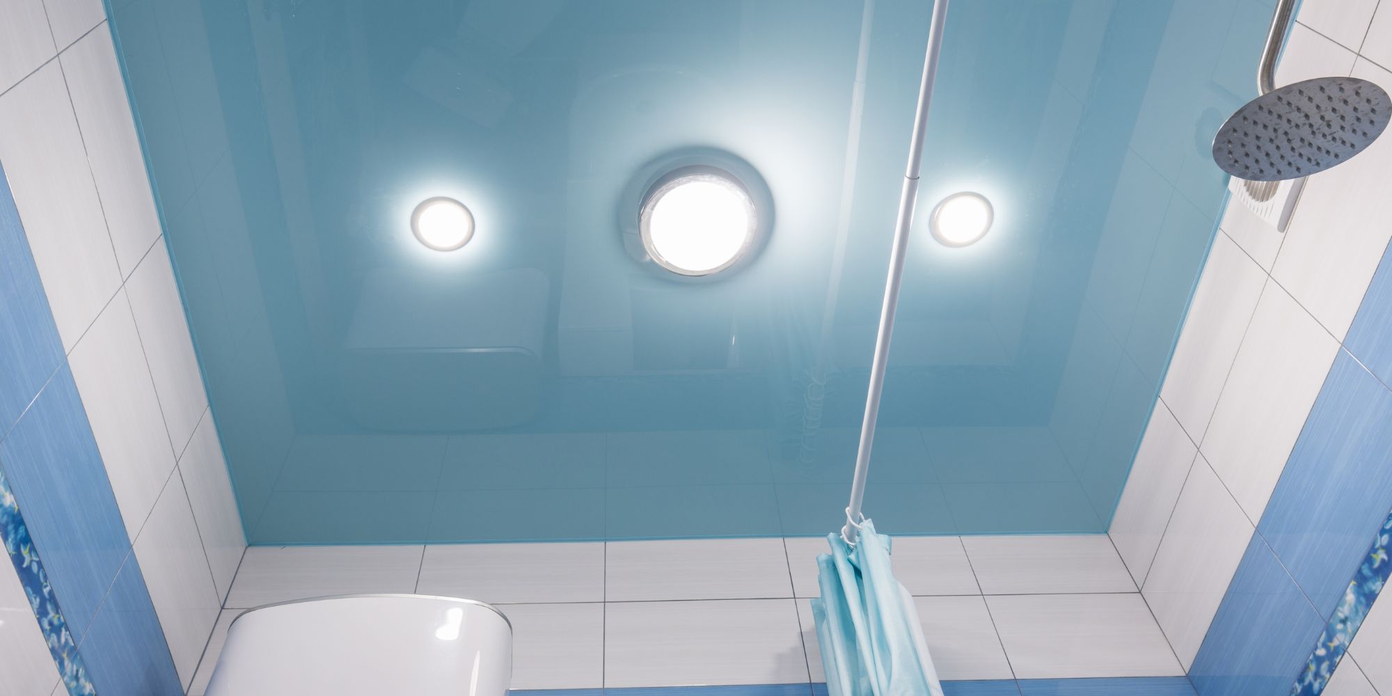 peinture du plafond d'une salle de bain