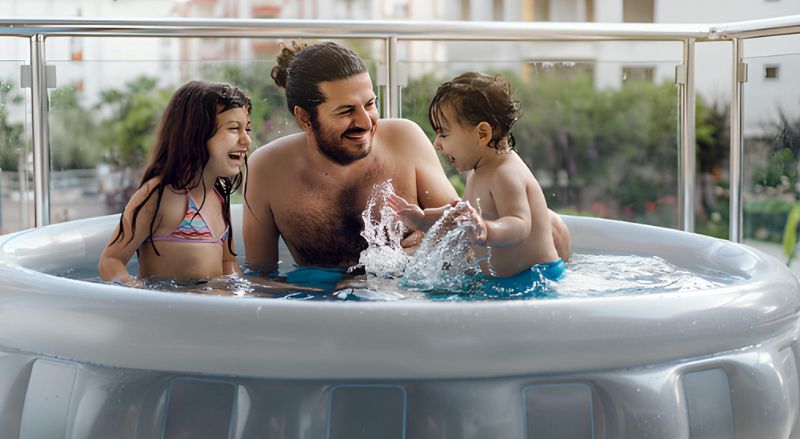 piscine gonflable sur un balcon