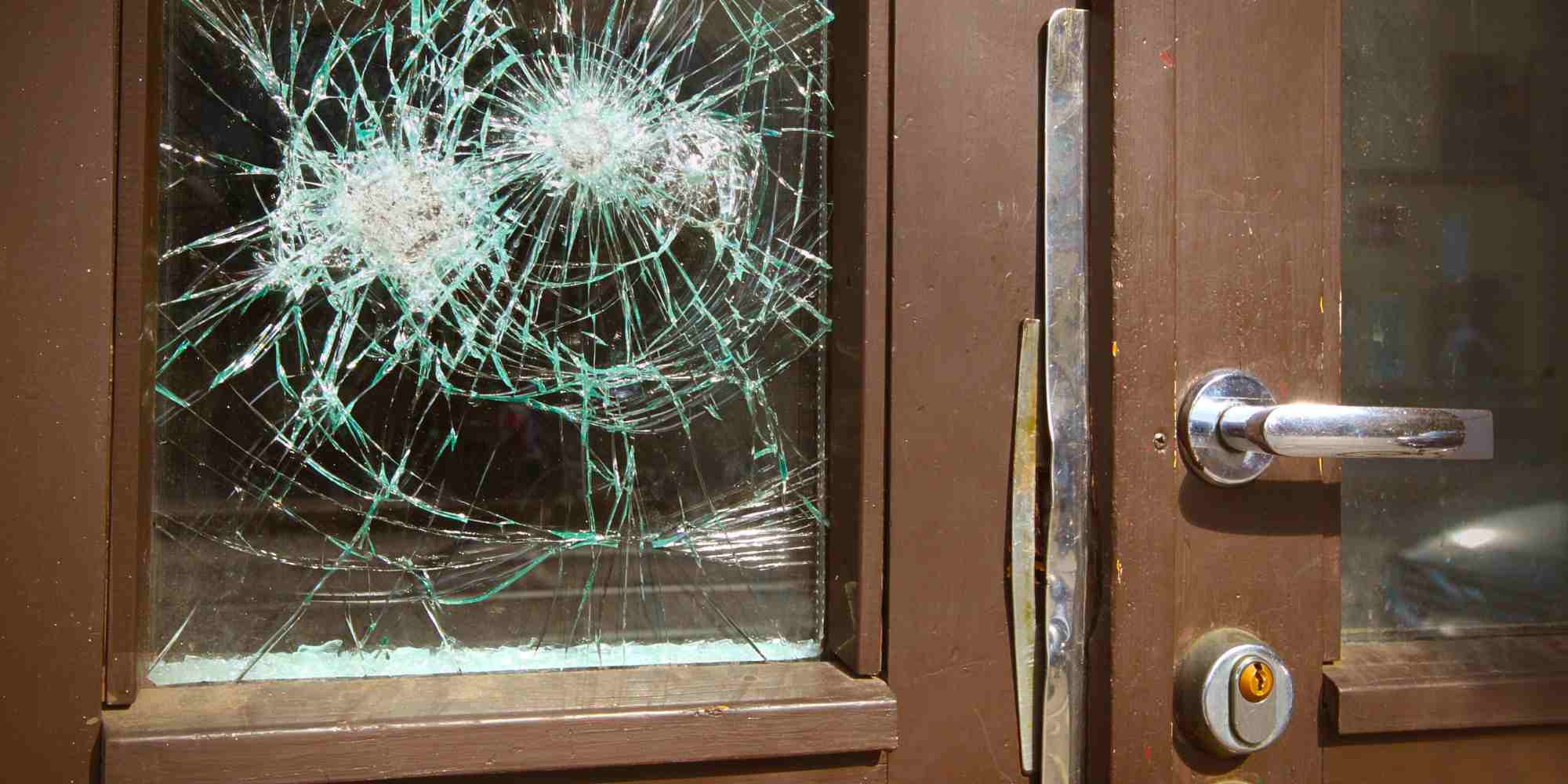 porte d'entrée vandalisée