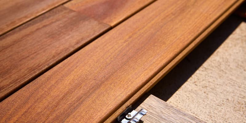 pose d'une terrasse en bois sur de la terre