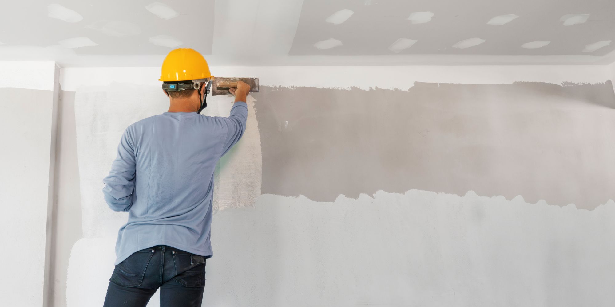 personne réalisant un ragréante mural