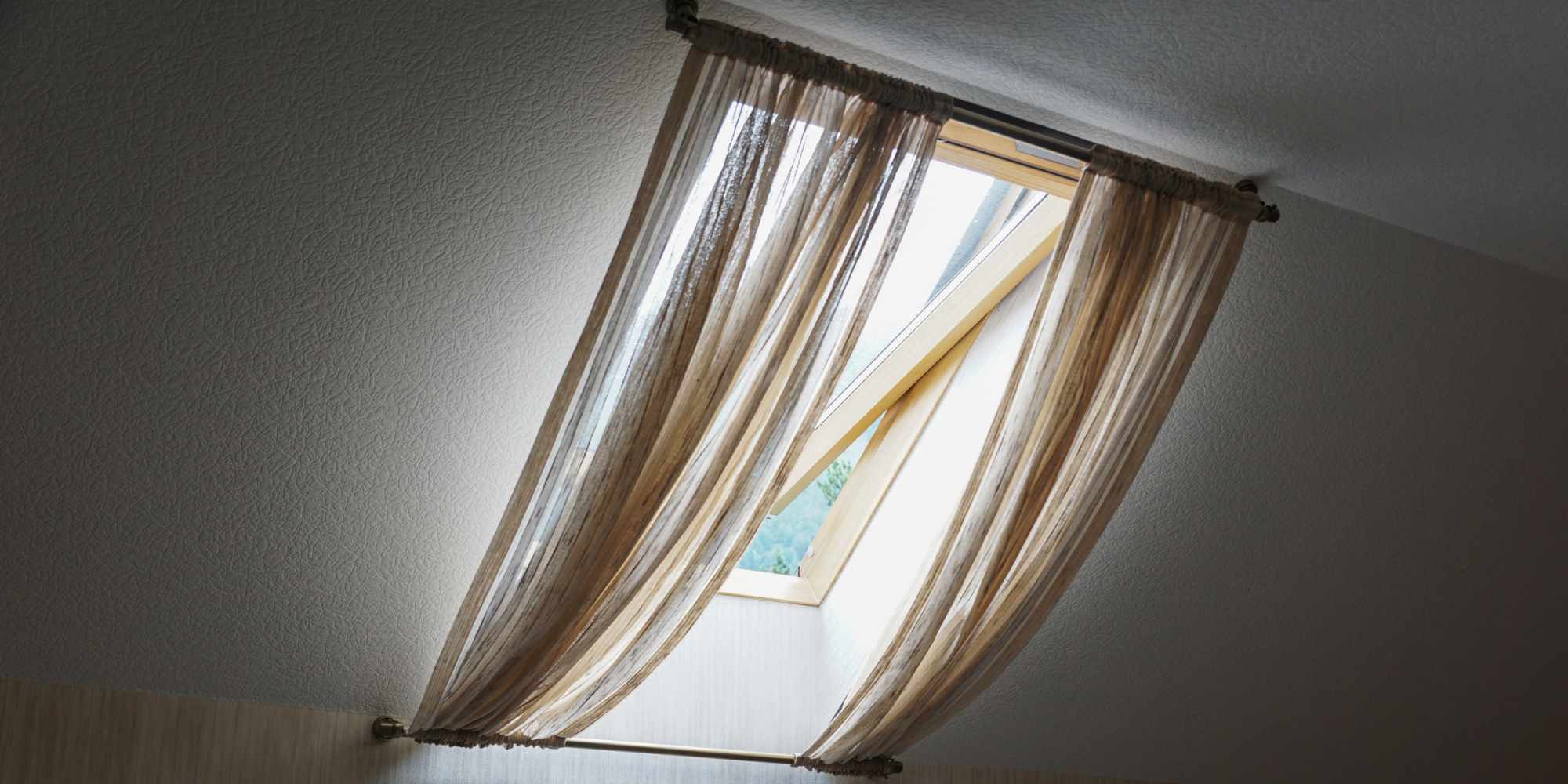 rideau sur une fenêtre de toit