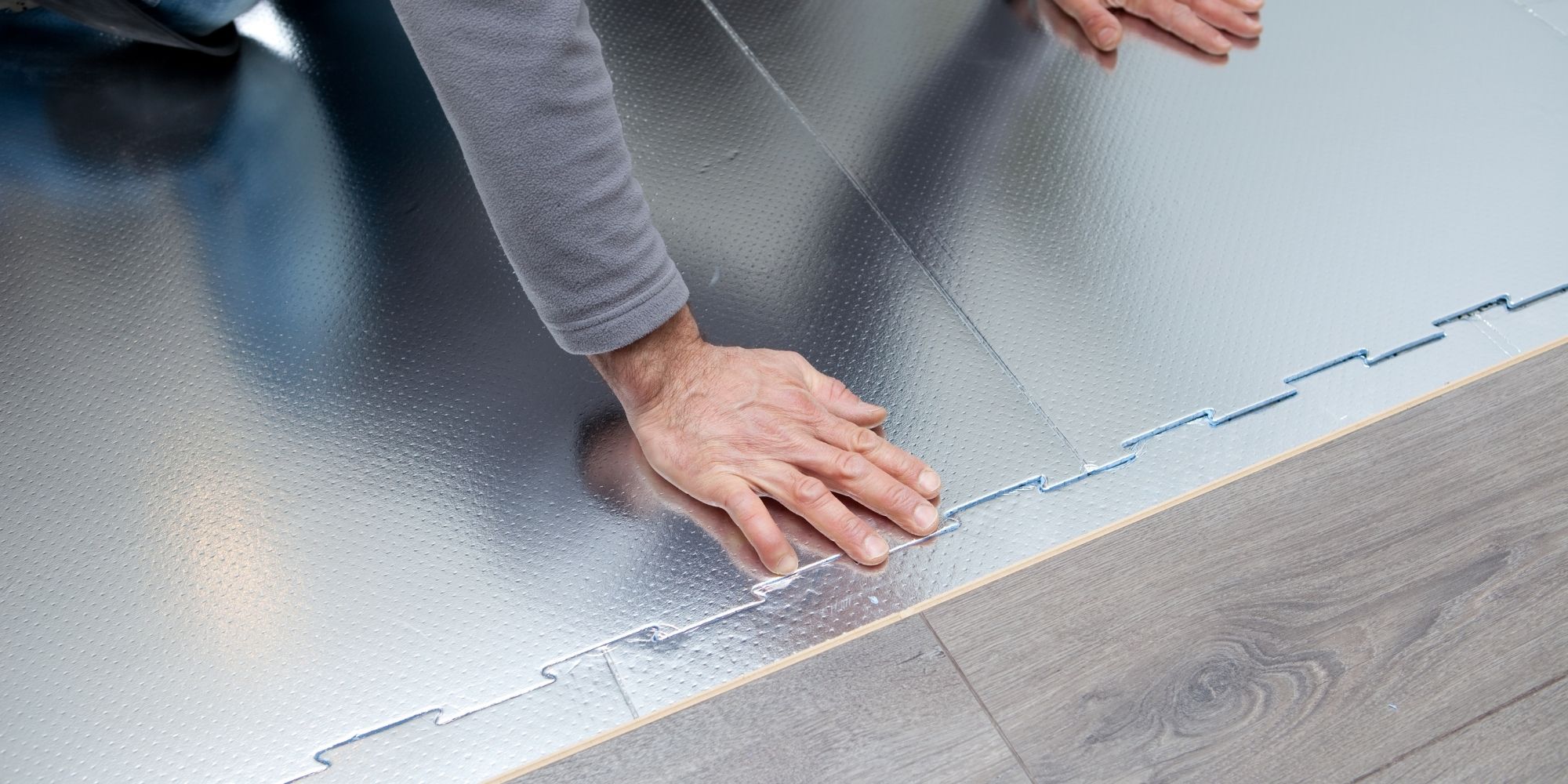 mise en place de parquet sur une sous-couche