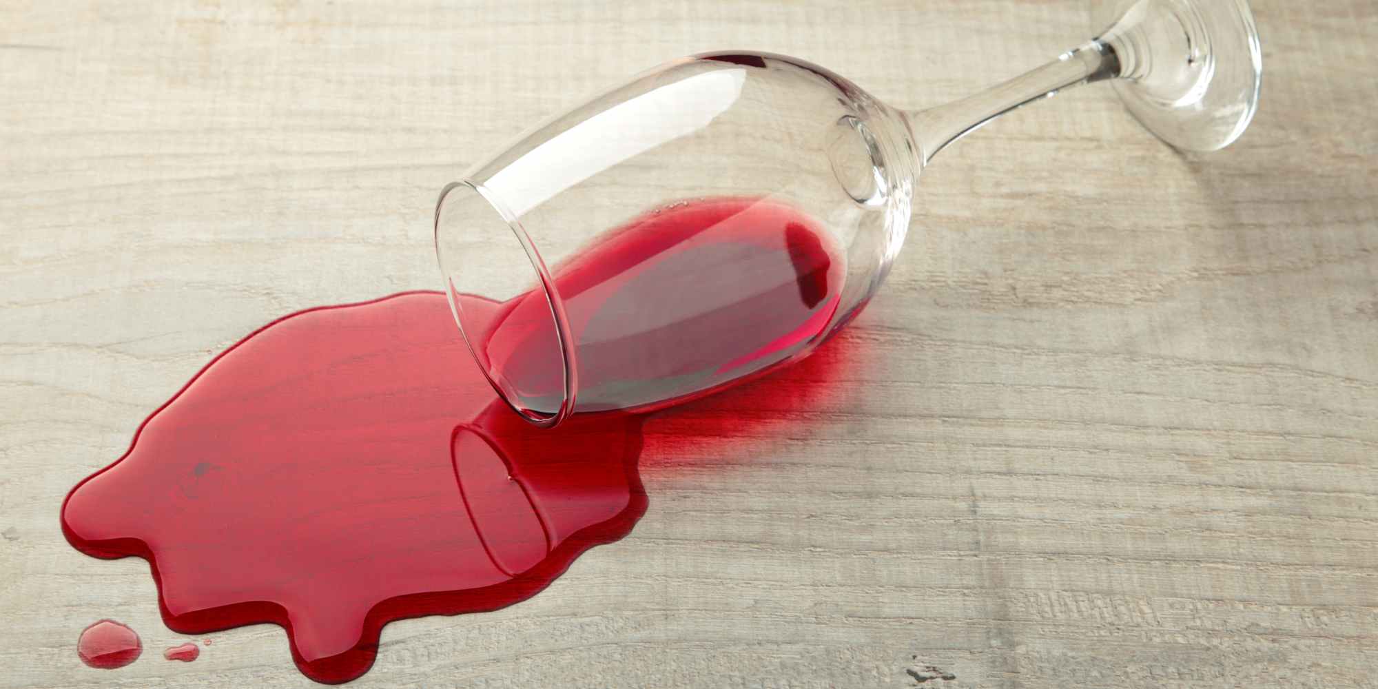 tache de vin rouge sur un parquet
