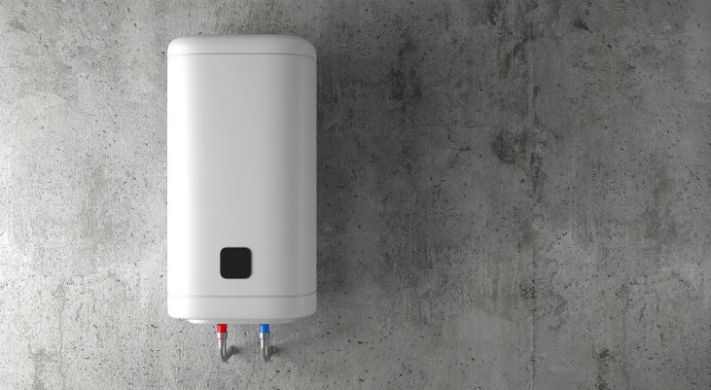 Chauffe eau electrique blanc moderne sur mur de beton