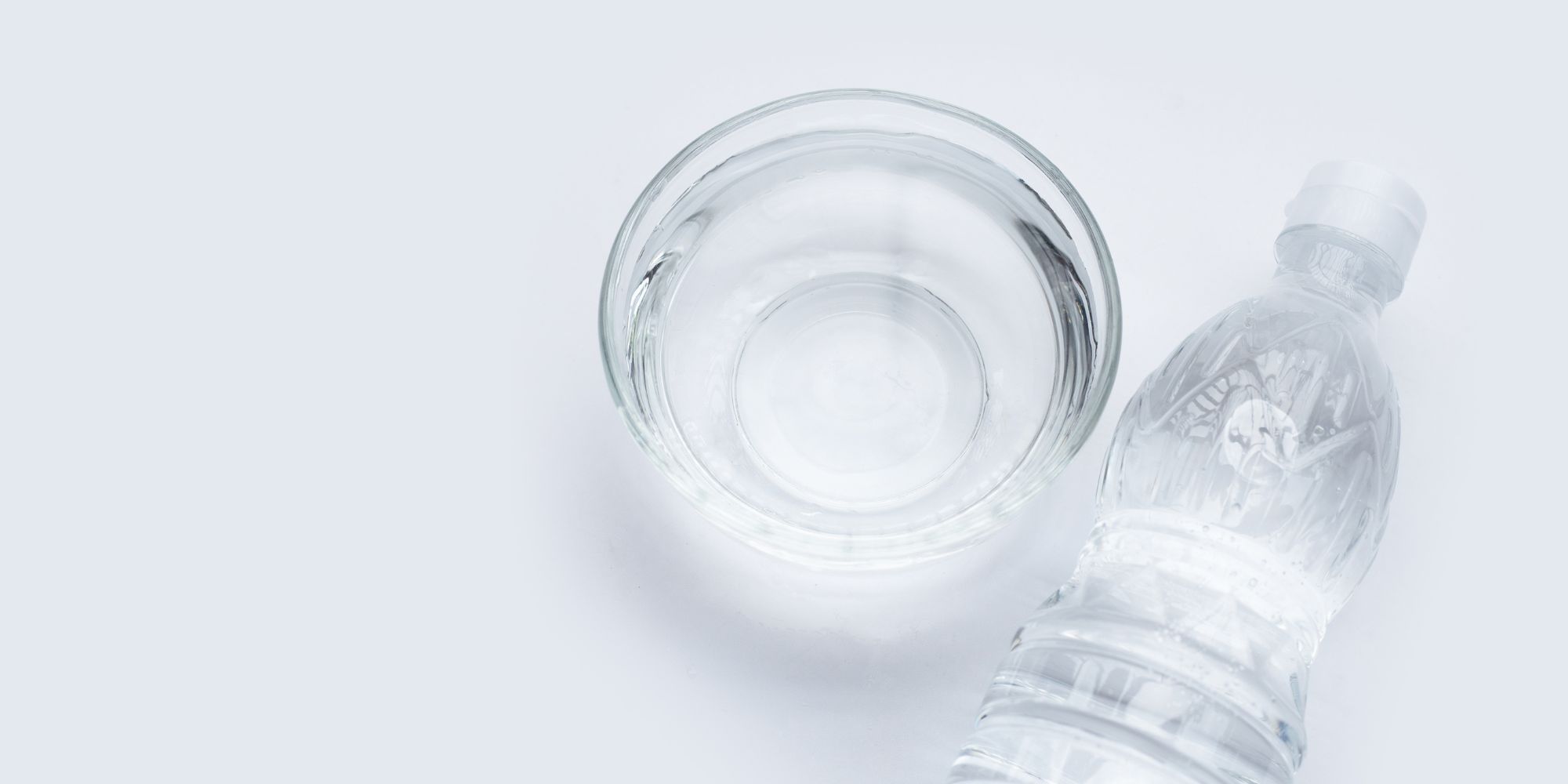 Image d'un verre et d'une bouteille de vinaigre blanc