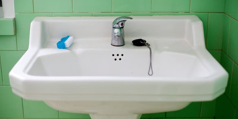 vieux lavabo sur pied dans une salle de bain