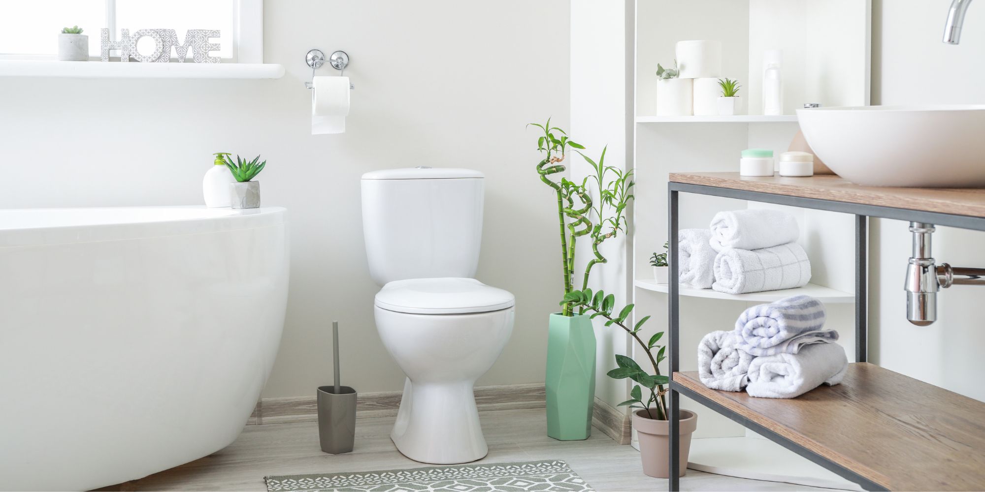 toilettes à sortie verticale dans une salle de bain