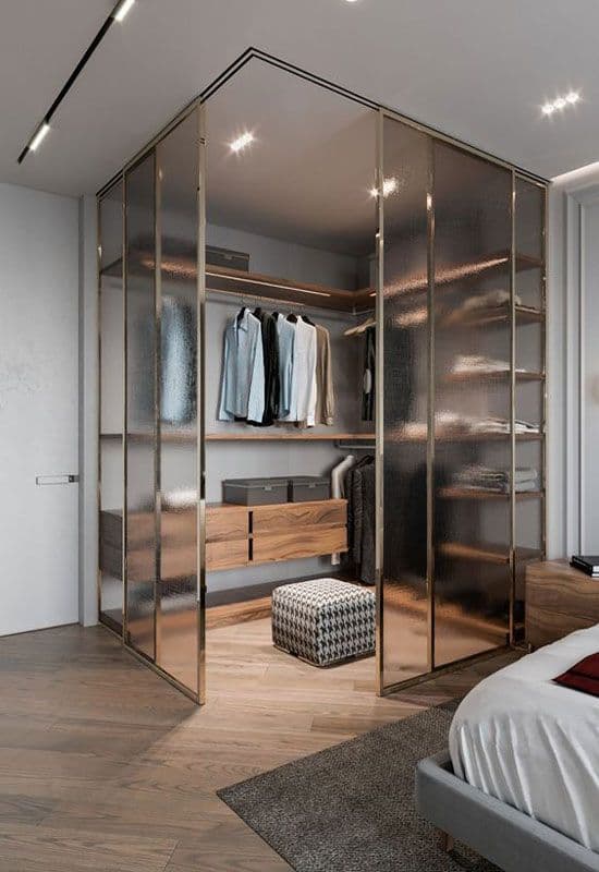 Cabine de dressing dans la chambre