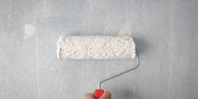 Sous couche sur papier peint