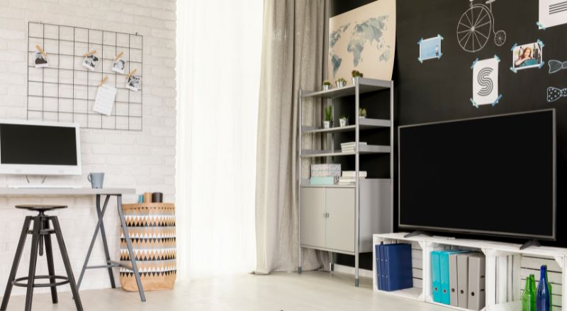 chambre ado avec grillage mural en face du bureau pour accrocher un emploi du temps par exemple