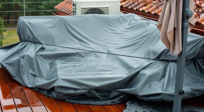 salon de jardin recouvert d une bache etanche pour proteger le mobilier de la pluie