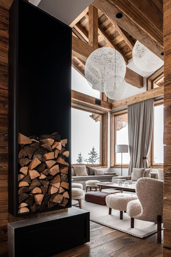 bûches de bois dans un chalet