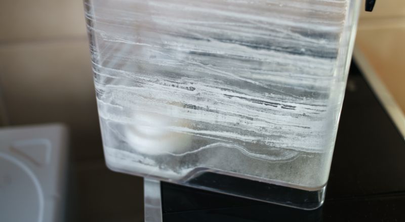 traces de calcaire dans un réservoir d'eau 