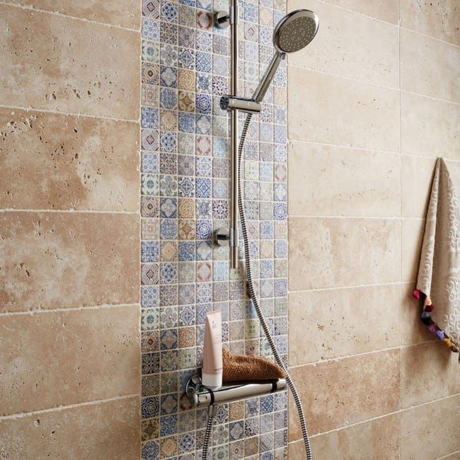 travertin et carreaux de ciment dans une salle de bain
