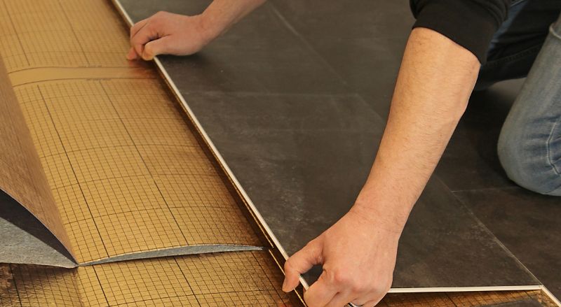 pose de carrelage clipsable sur un film isolant 