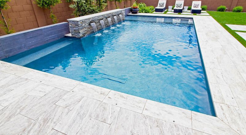 carrelage autour d'une piscine