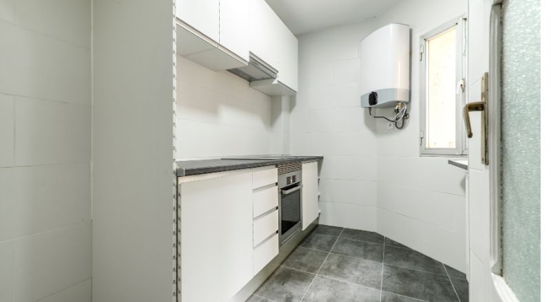 cuisine avec armoires et tiroirs nouvellement installes dans un appartement simple chauffe-eau au gaz  sans cuve