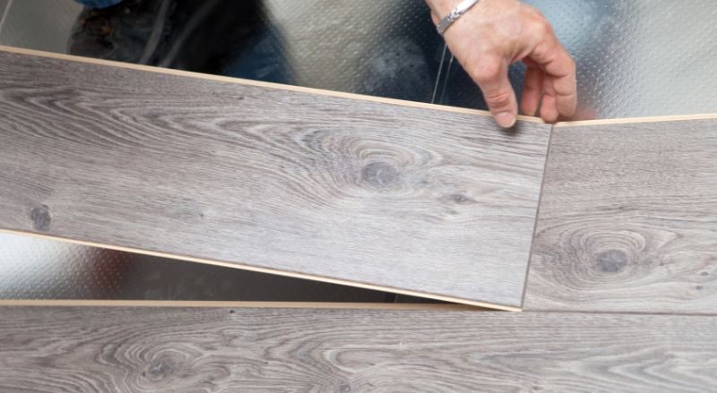gros plan sur l installation d un parquet flottant sur une sous couche isolante