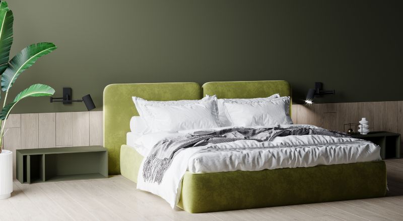 chambre à coucher parentale au design minimaliste avec un lit de couleur citron vert en velours et un mur de peinture vert fonce kaki