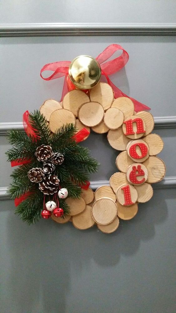 couronne de porte d'entrée déco de noël en rondins de bois