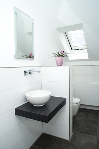 demi-cloison dans une salle de bain