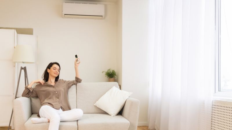 Personne qui utilise sa climatisation 